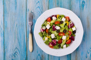 bir tabak taze salata