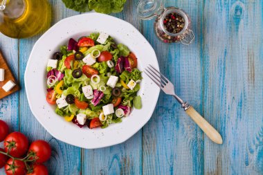 bir tabak taze salata