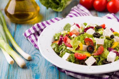 bir tabak taze salata