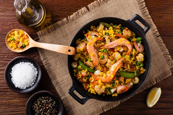 Traditionelle spanische Paella mit Meeresfrüchten und Huhn. — Stockfoto