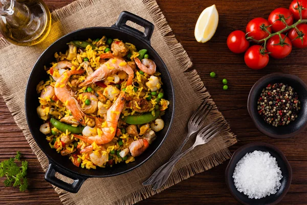 Paella tradicional española con mariscos y pollo. — Foto de Stock