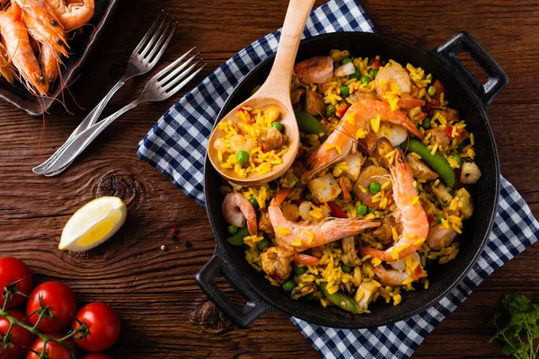 Traditional Spanish paella with seafood and chicken. — Stock Photo, Image