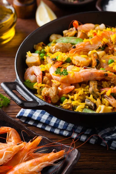 Traditionelle spanische Paella mit Meeresfrüchten und Huhn. — Stockfoto