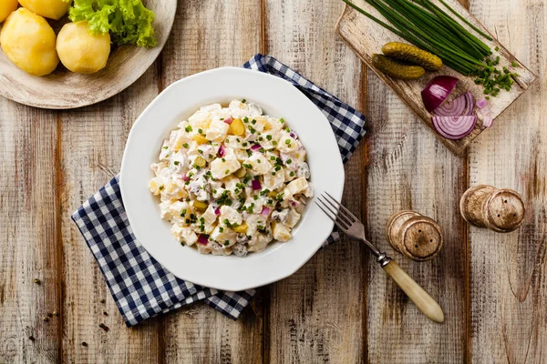 Insalata di patate tradizionale tedesca con cetriolo, cipolla e mayonna — Foto Stock