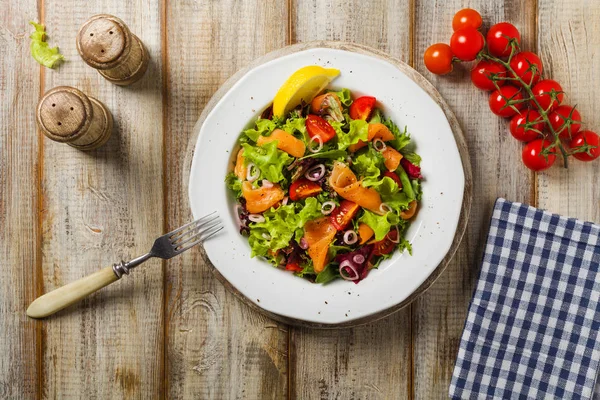 Salada fresca com salmão defumado. — Fotografia de Stock