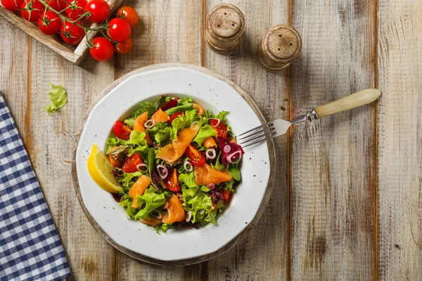 Ensalada fresca con salmón ahumado. —  Fotos de Stock