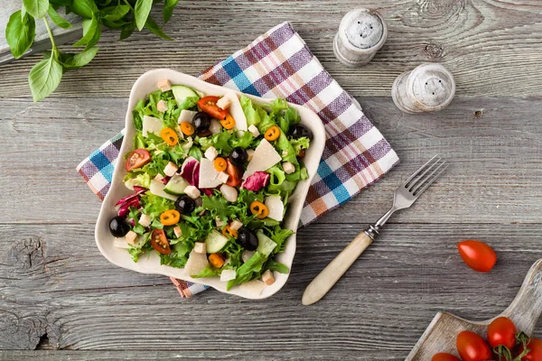 Salada italiana com legumes frescos com azeitonas pretas e Parmes — Fotografia de Stock