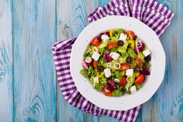 Ensalada griega fresca en un plato —  Fotos de Stock