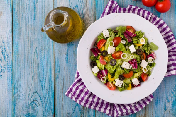 Fresh Greek salad on a plate — Stock Photo, Image