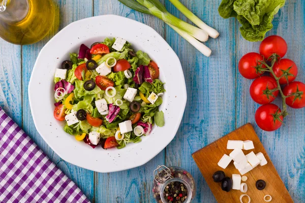 Ensalada griega fresca en un plato —  Fotos de Stock