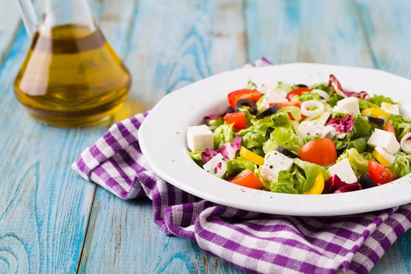 Čerstvý Řecký salát na talíři — Stock fotografie