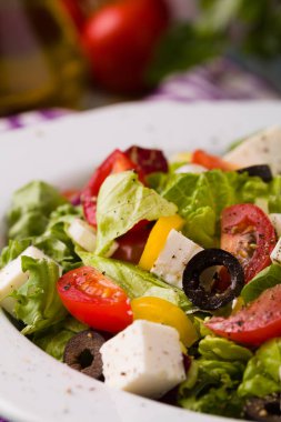 bir tabak taze salata