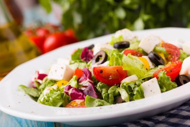 bir tabak taze salata