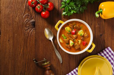 Pişmiş patatesle servis edilen sığır güveci..