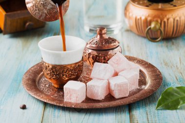 Geleneksel Türk kahvesi. Orijinal c ile belirtilmiş