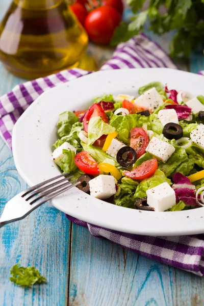 Ensalada griega fresca en un plato —  Fotos de Stock