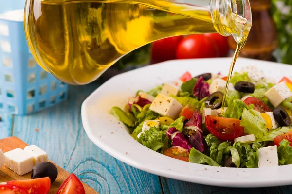 Frischer griechischer Salat auf einem Teller — Stockfoto