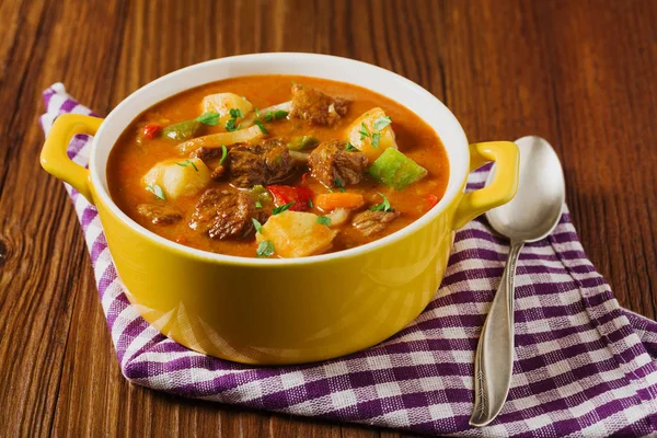 Guisado de carne servida com batatas cozidas . — Fotografia de Stock