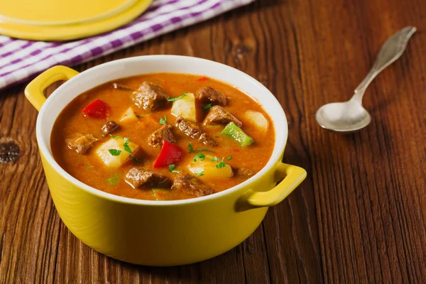 Guisado de carne servida com batatas cozidas . — Fotografia de Stock