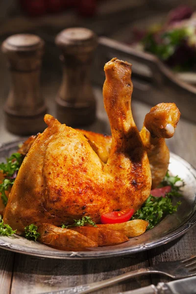 Perna de frango assada, servida com batatas assadas e legumes . — Fotografia de Stock