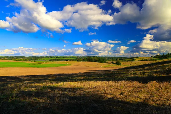 Schöne Landschaft mit Snopkami Stroh auf dem Feld. — Stockfoto