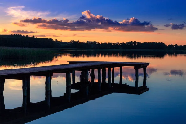 Zonsondergang boven het meer — Stockfoto