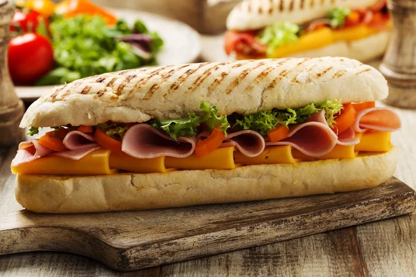 Tradiční italský sendvič se šunkou a sýrem podávaný teplý. — Stock fotografie