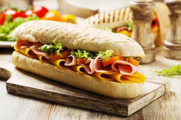 Sandwich italien traditionnel au jambon et fromage servi chaud. — Photo