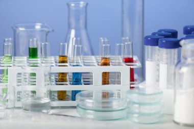 Mavi arka planda laboratuvar ekipmanları. Stüdyo çekimi.