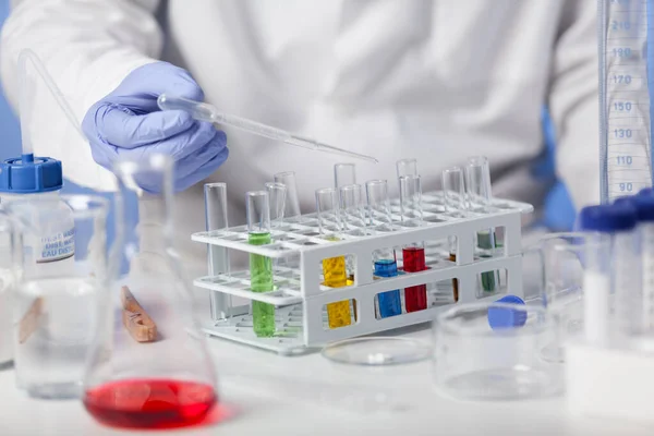 Labor Der Laborant Weißem Mantel Und Gummihandschuhen Führt Die Analyse — Stockfoto