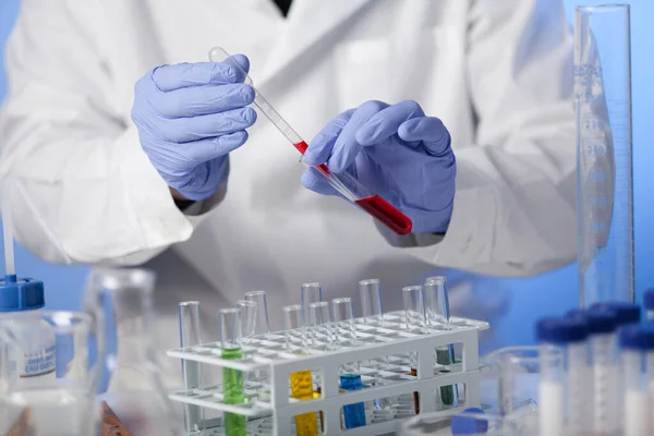 Labor Der Laborant Weißem Mantel Und Gummihandschuhen Überprüft Die Chemische — Stockfoto