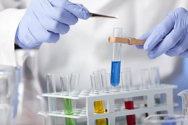 Laboratorio Técnico Laboratorio Con Una Bata Blanca Guantes Goma Usando — Foto de Stock