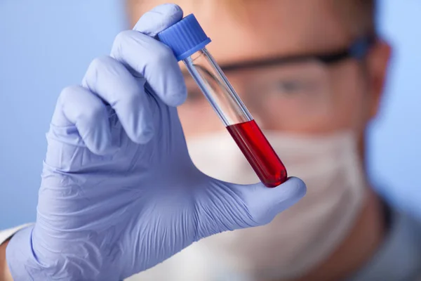 Labor Ein Laborant Weißem Kittel Gummihandschuhen Und Schutzbrille Überprüft Das — Stockfoto