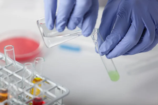 Labor Ein Techniker Gummihandschuhen Führt Eine Reaktion Mit Einem Lösungsmittel — Stockfoto