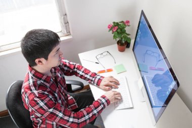 ofiste çalışan genç adam