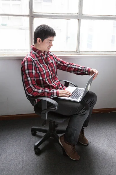 Young man using laptop — Stock Photo, Image