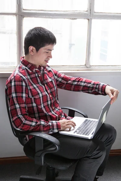 Jovem homem usando laptop — Fotografia de Stock