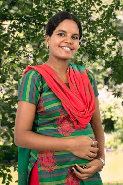 gülümseyen hamile hindu kadın