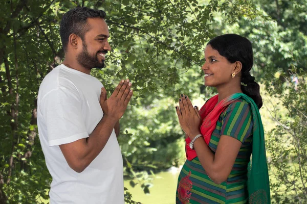 Индуистская пара со сложенными руками в парке — стоковое фото