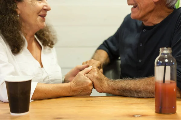 Pareja cogida de la mano — Foto de Stock