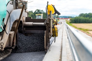 İnşaat sitesinde çalışan yol silindiri