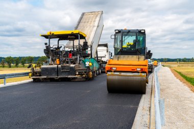 İnşaat sitesinde çalışan yol silindiri