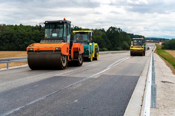 İnşaat sitesinde çalışan yol silindiri — Stok fotoğraf