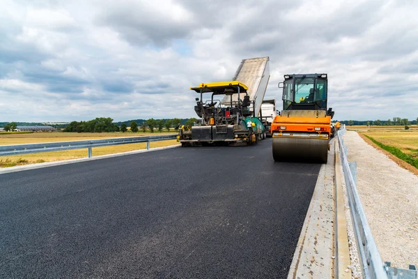 İnşaat sitesinde çalışan yol silindiri — Stok fotoğraf