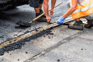 İnşaat alanında işçilerin