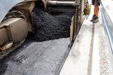 İnşaat sitesinde çalışan yol silindiri