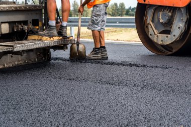 İnşaat alanında işçilerin