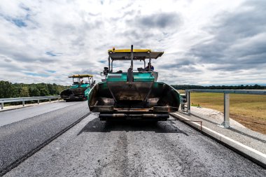 İnşaat sitesinde çalışan yol silindiri