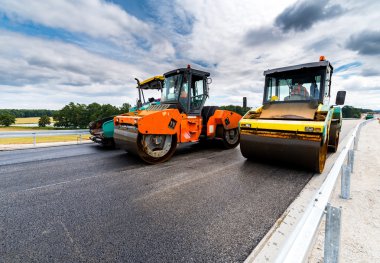 İnşaat sitesinde çalışan yol silindiri