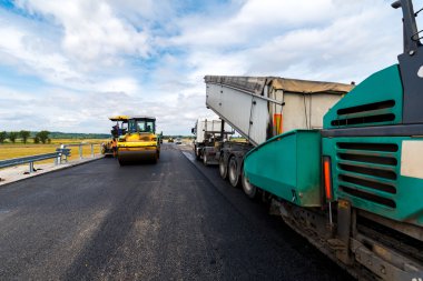 İnşaat sitesinde çalışan yol silindiri